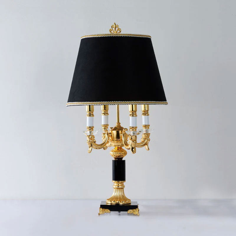 Lámpara de mesa candelabro de latón Versalia en un salón de estilo clásico – imagen 5