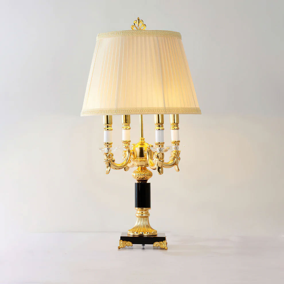 Lámpara de mesa candelabro de latón Versalia en un salón de estilo clásico – imagen 6