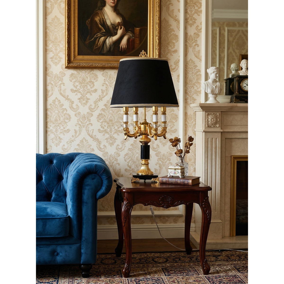 Lámpara de mesa candelabro de latón Versalia en un salón de estilo clásico – imagen 9