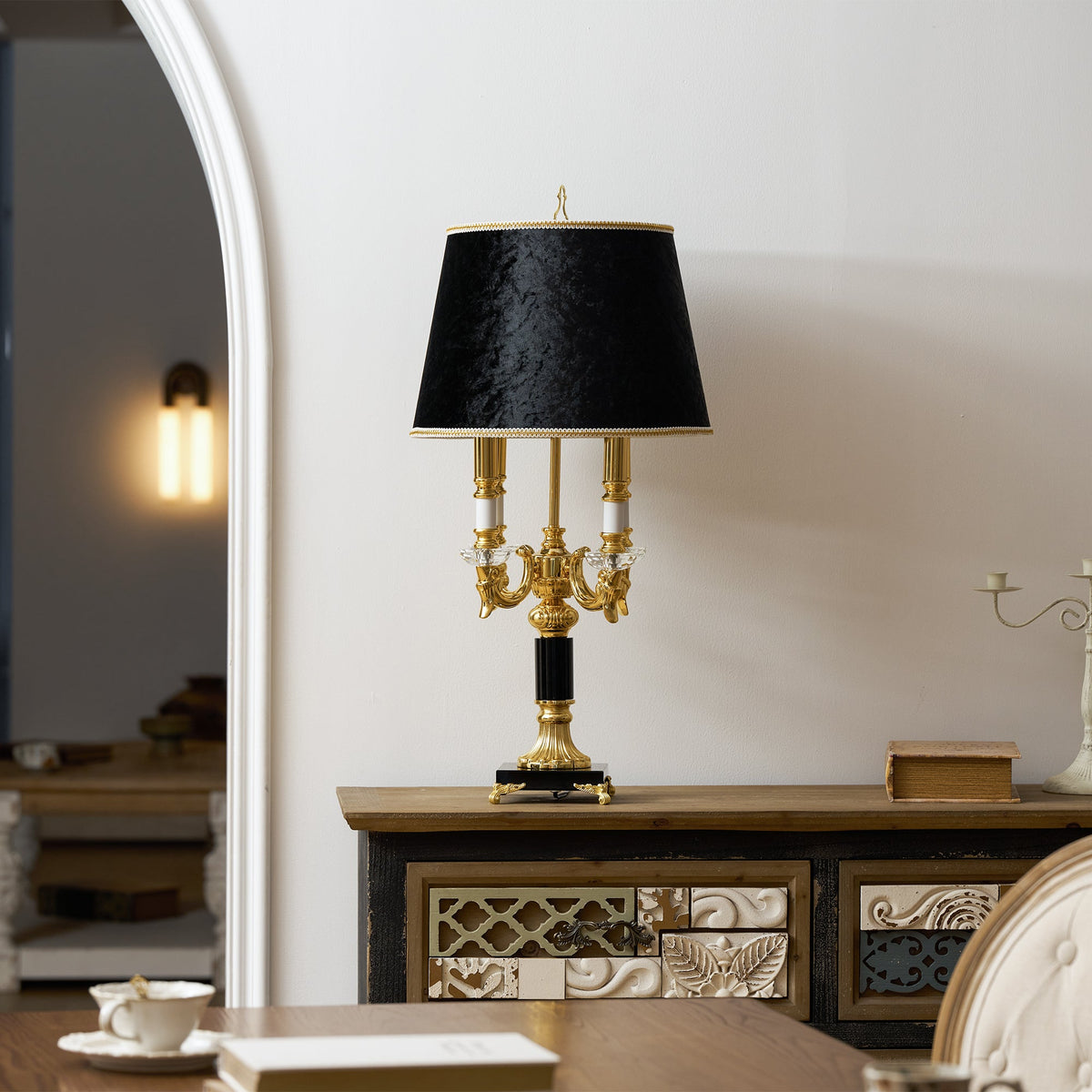 Lámpara de mesa candelabro de latón Versalia en un salón de estilo clásico – imagen 11