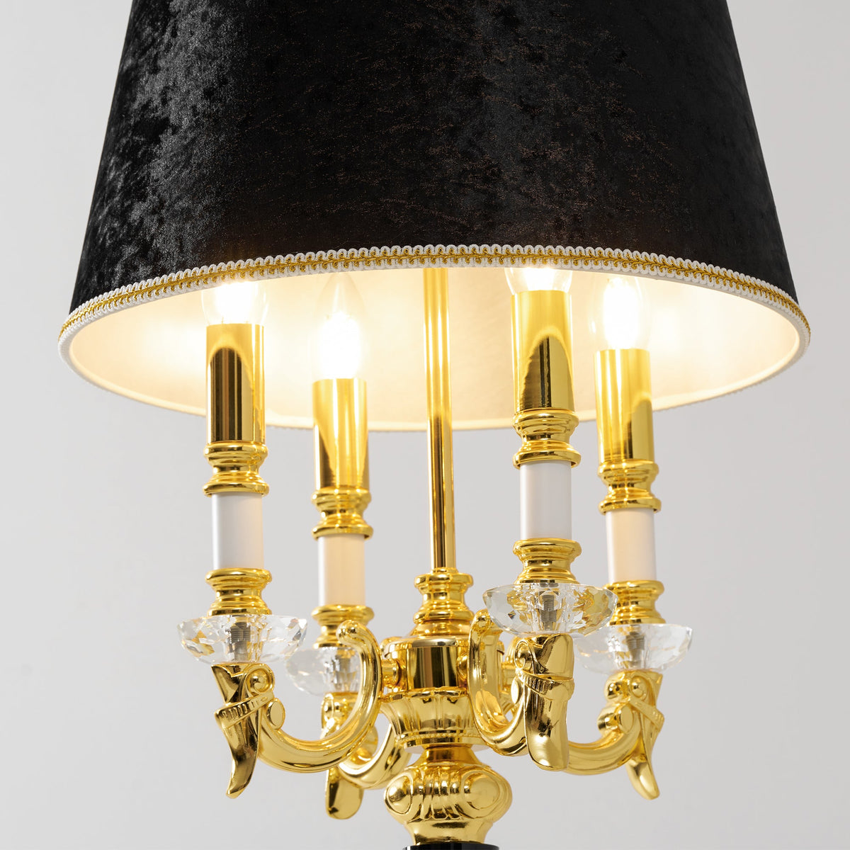 Lámpara de mesa candelabro de latón Versalia – detalle de la pantalla y los brazos