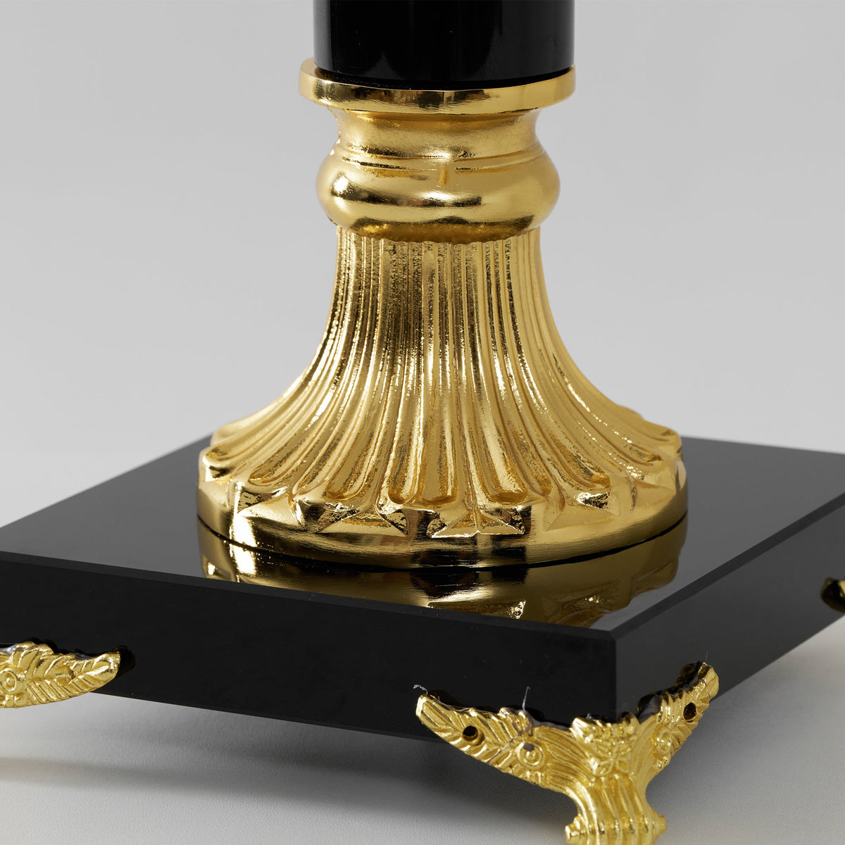 Lámpara de mesa candelabro de latón Versalia – detalle de la base