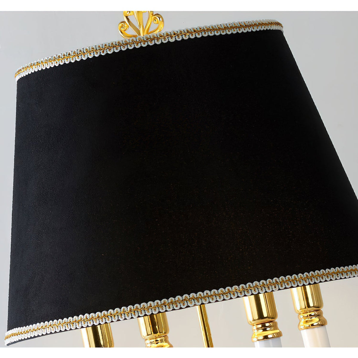 Lámpara de mesa candelabro de latón Versalia en un salón de estilo clásico – imagen 15
