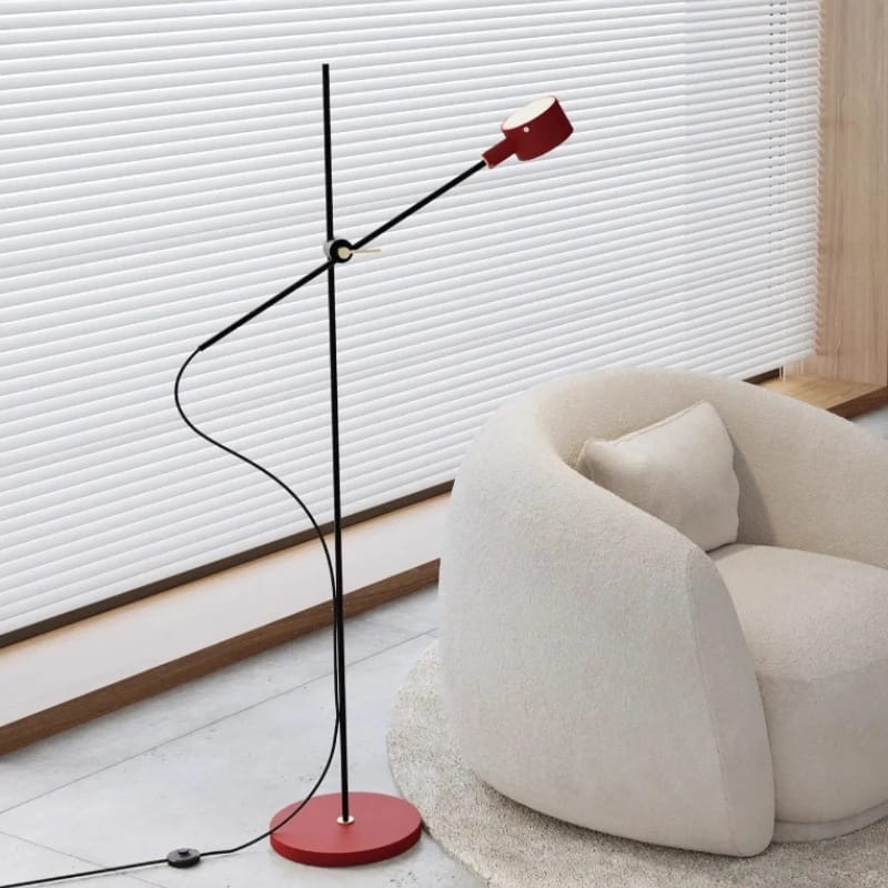 Lámpara de pie de lectura Versola junto a un sillón – imagen 8