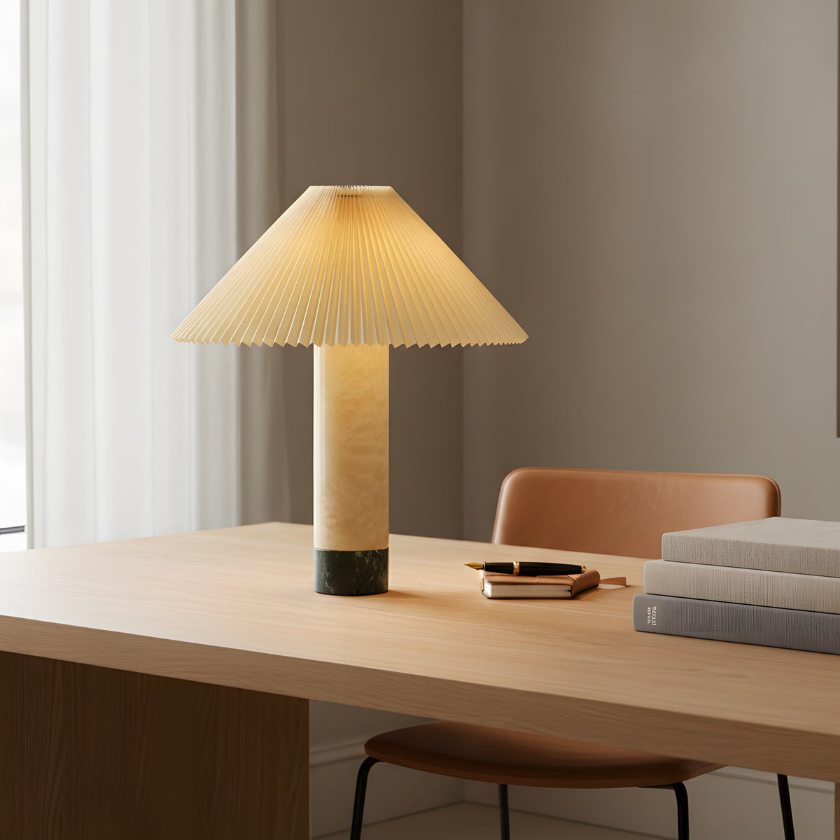Lámpara de mesa de travertino Vertela – sobre un escritorio