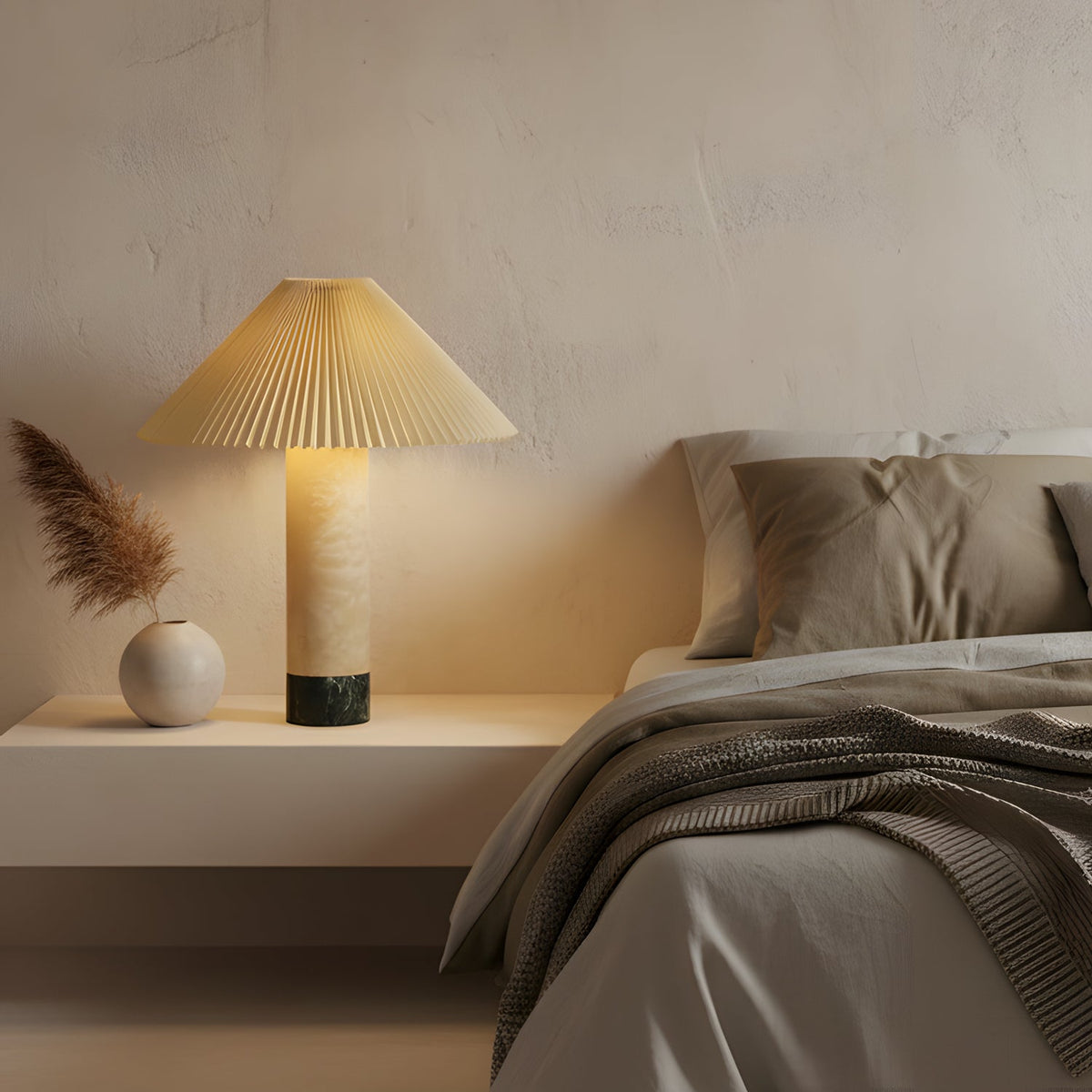 Lámpara de mesa de travertino Vertela – en un dormitorio sereno