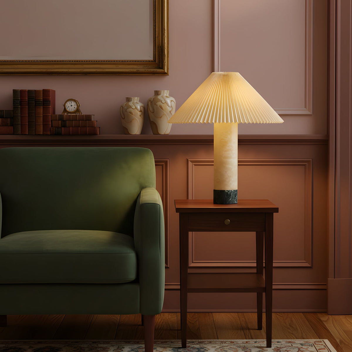 Lámpara de mesa de travertino Vertela – junto a un sillón verde