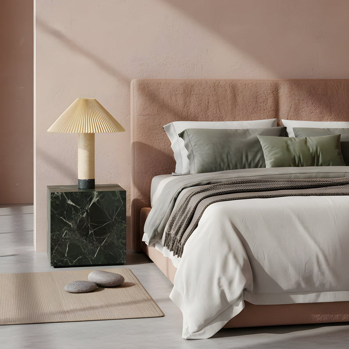 Lámpara de mesa de travertino Vertela – en un dormitorio elegante