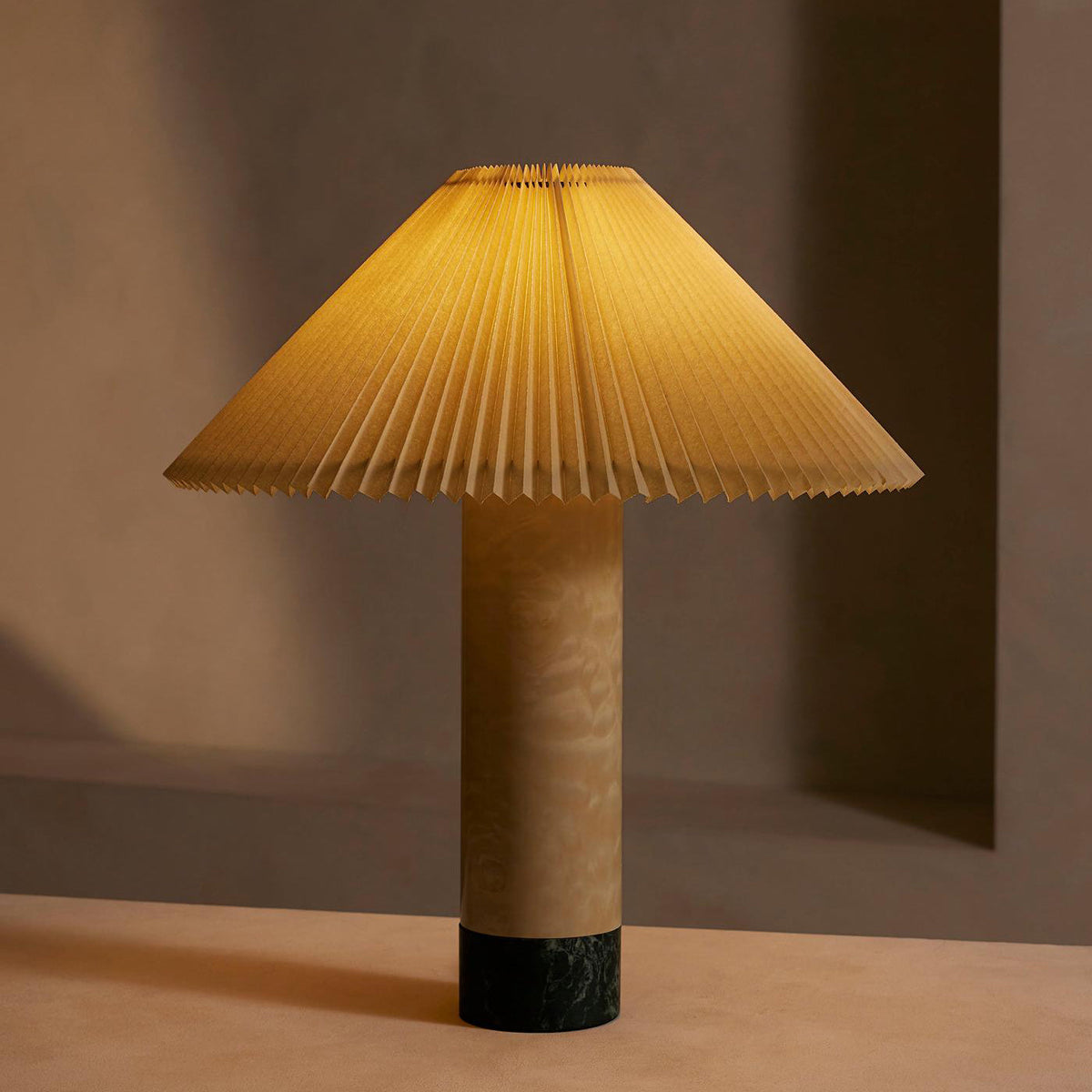 Lámpara de mesa de travertino Vertela – encendida con luz cálida