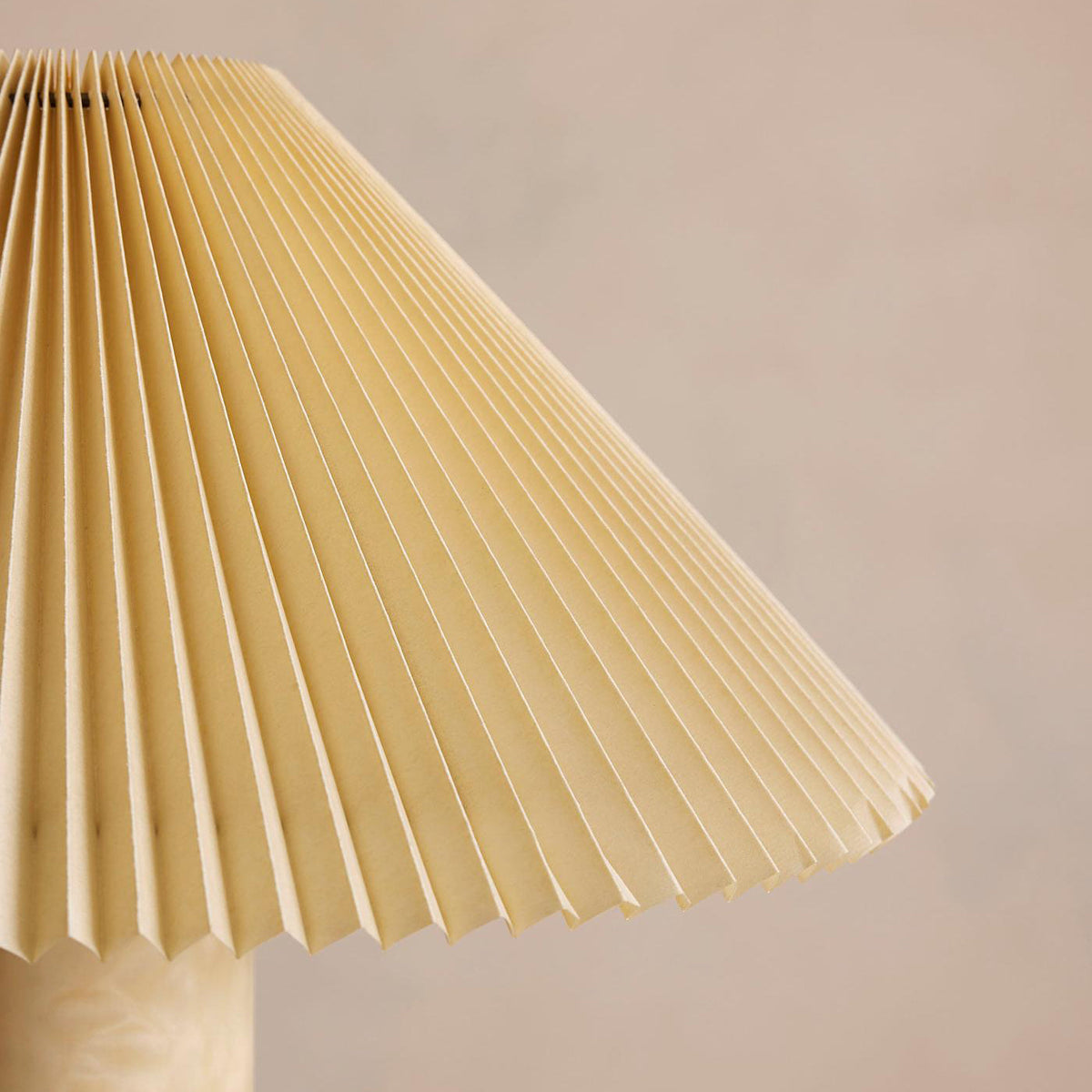 Lámpara de mesa de travertino Vertela – detalle de la pantalla plisada de papel