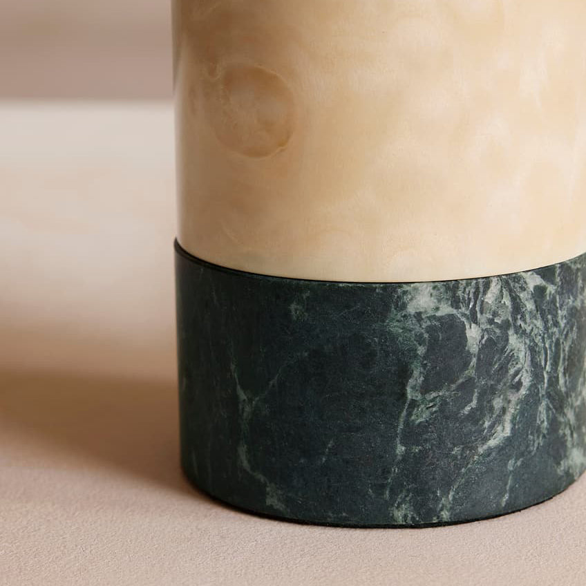 Lámpara de mesa de travertino Vertela – detalle del travertino y el mármol verde