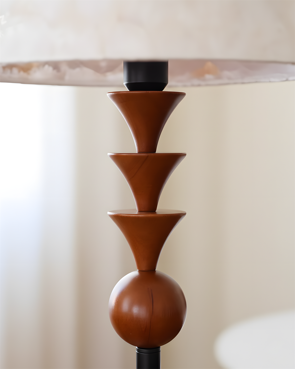 Lámpara de pie Vertula – detalle de las piezas de madera torneada