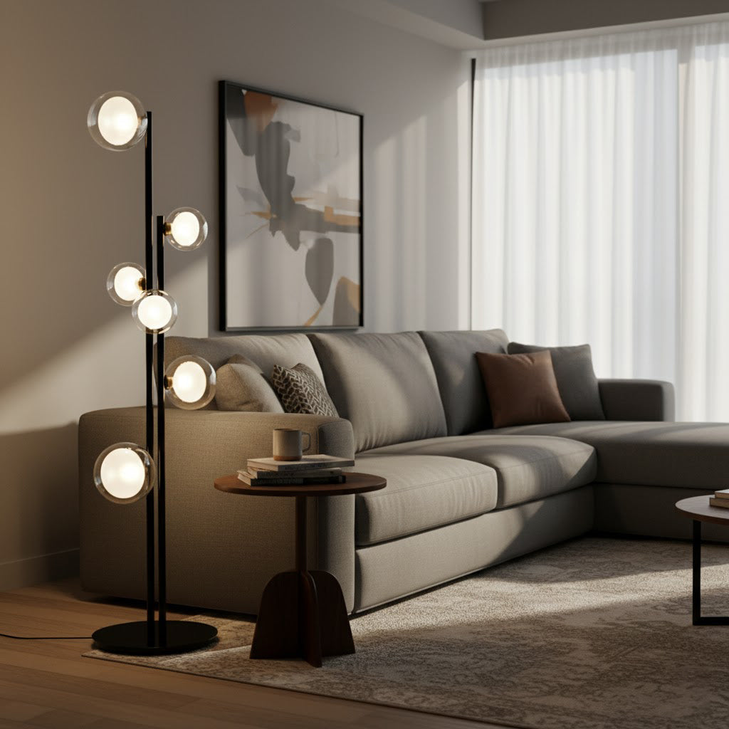 Lámpara de pie con discos de cristal Vesilia en un salón moderno – imagen 4