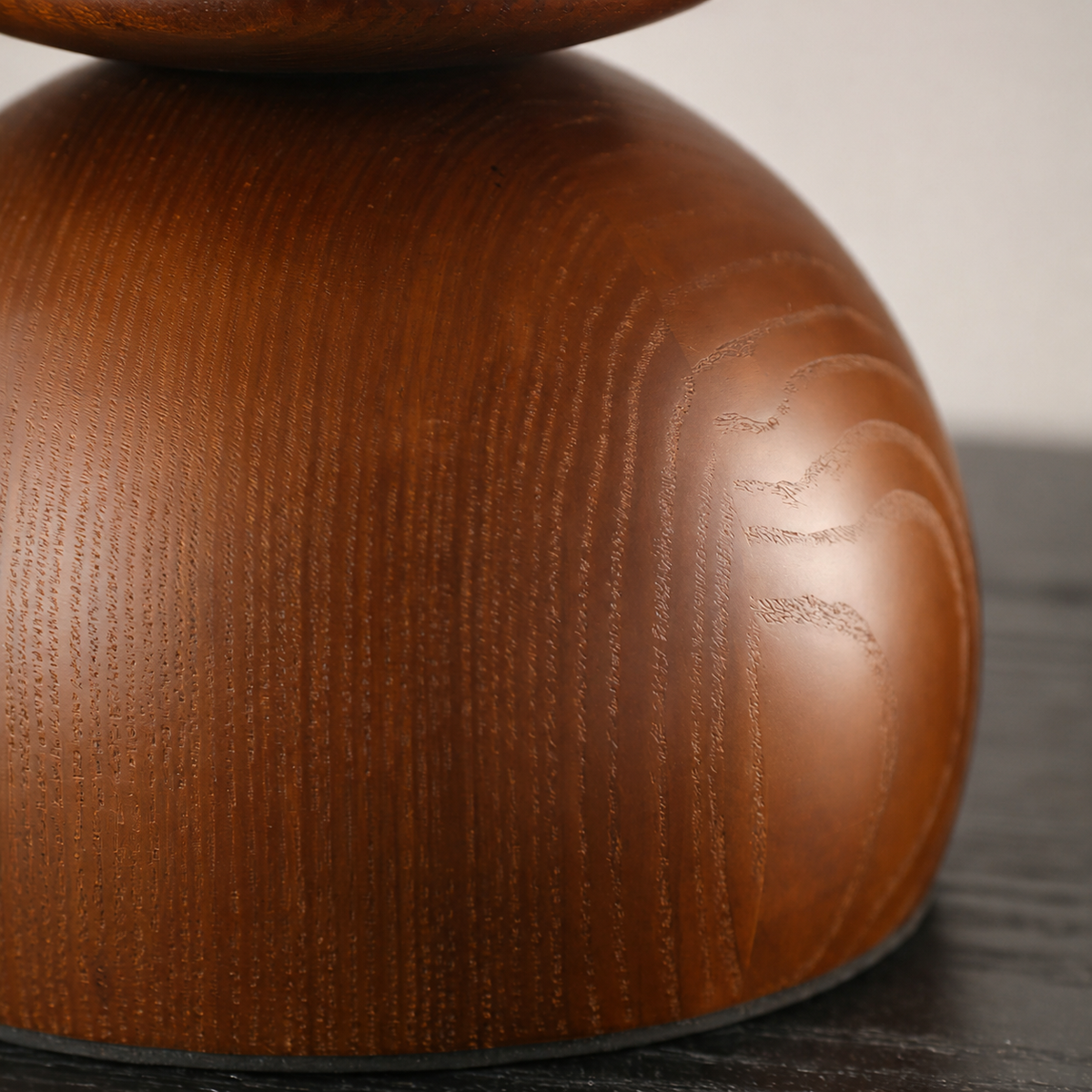 Lámpara de mesa seta Vesuna – detalle de la base de madera