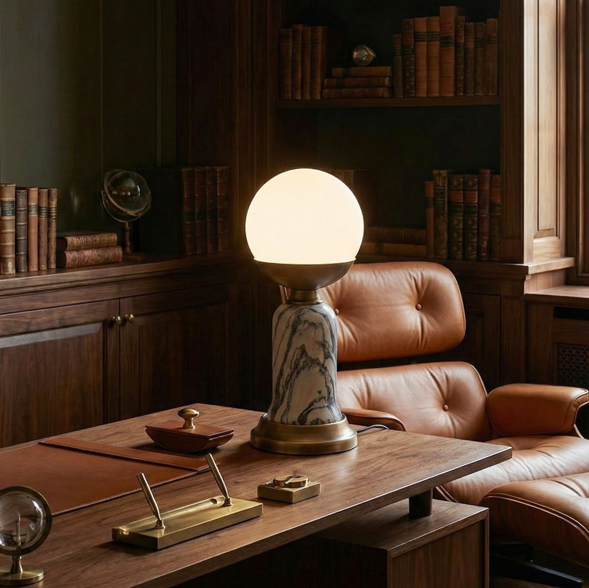 Lámpara de mesa de mármol Vetarra – sobre un escritorio de madera