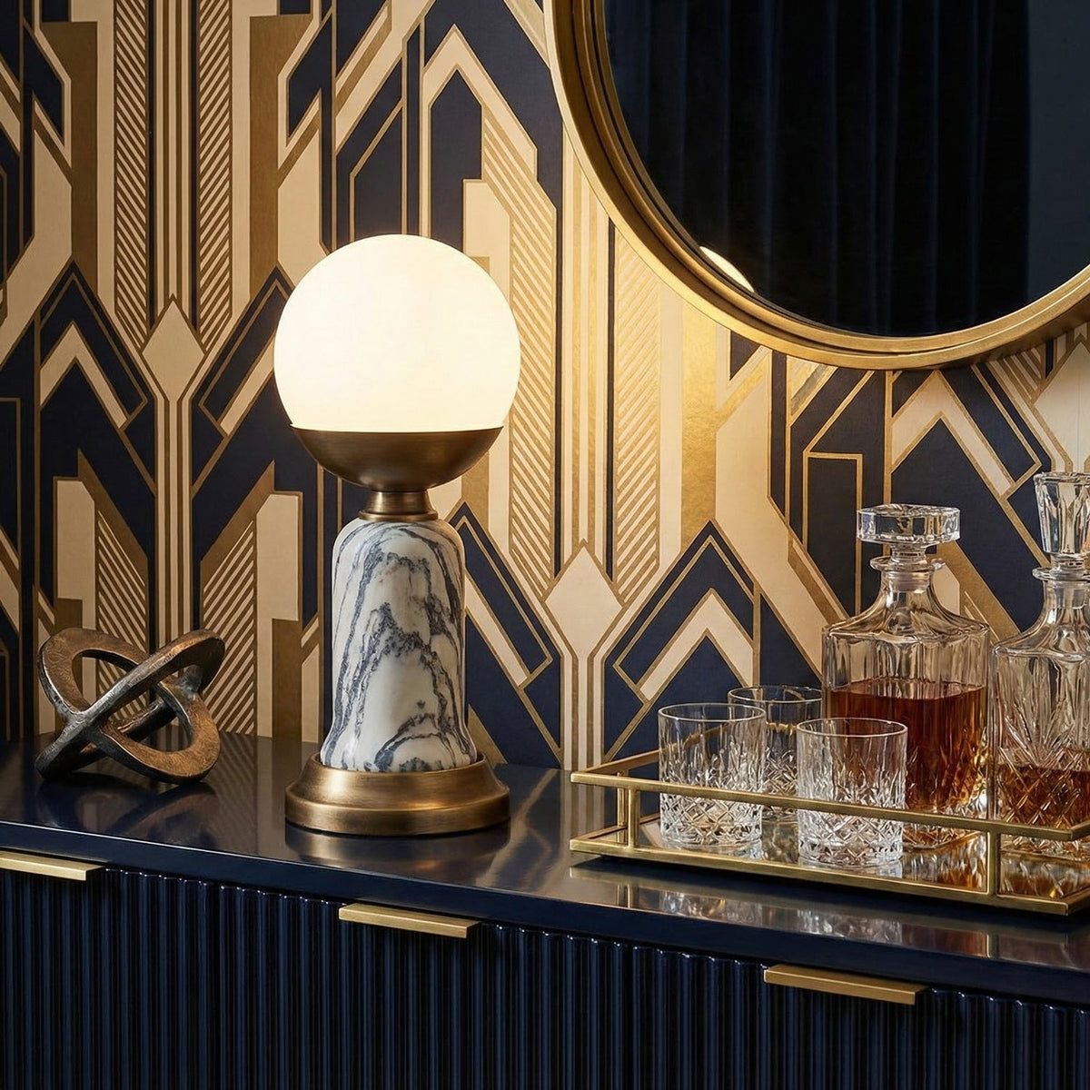 Lámpara de mesa de mármol Vetarra – sobre un mueble bar art déco