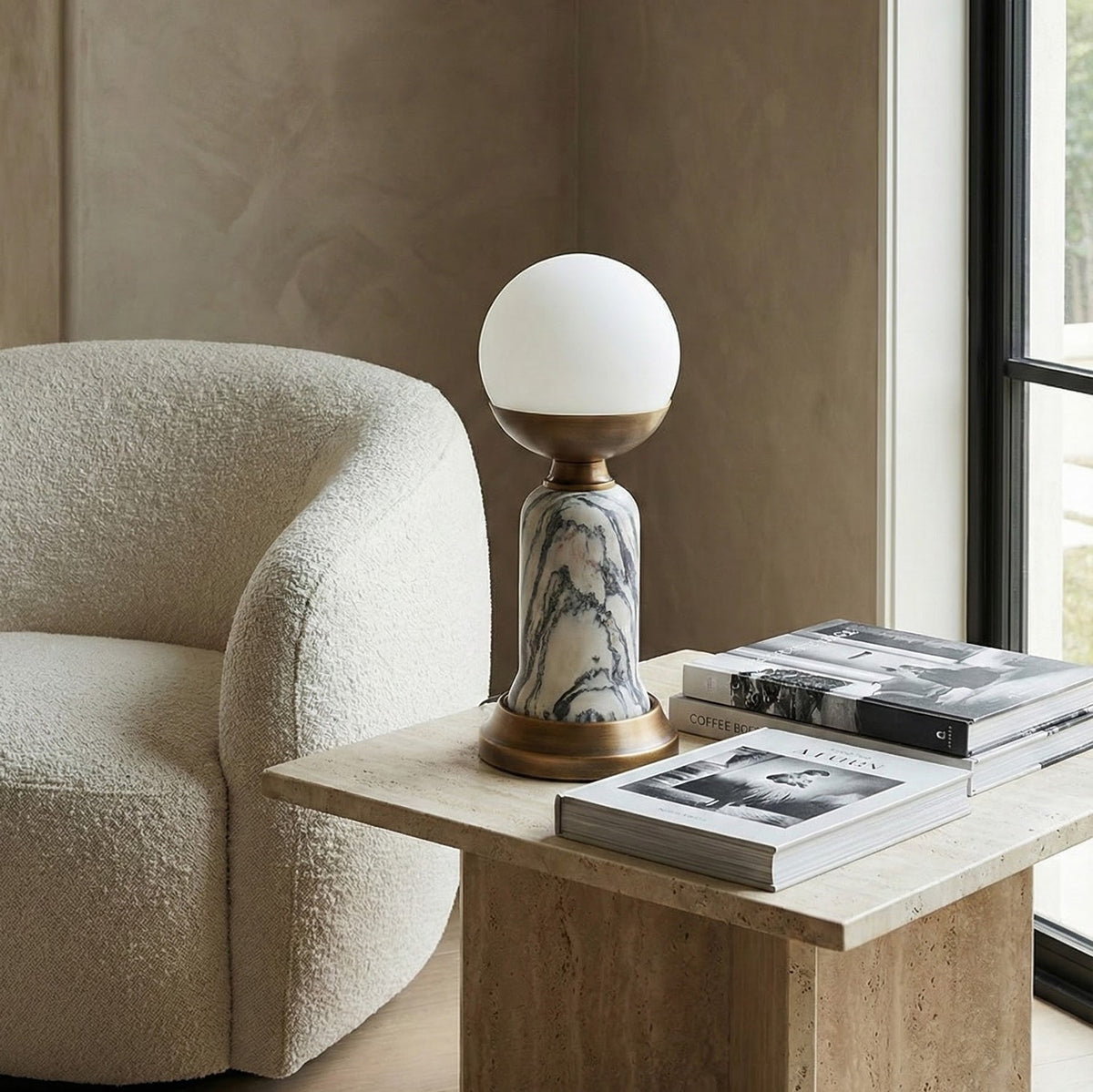 Lámpara de mesa de mármol Vetarra en un salón elegante – imagen 6