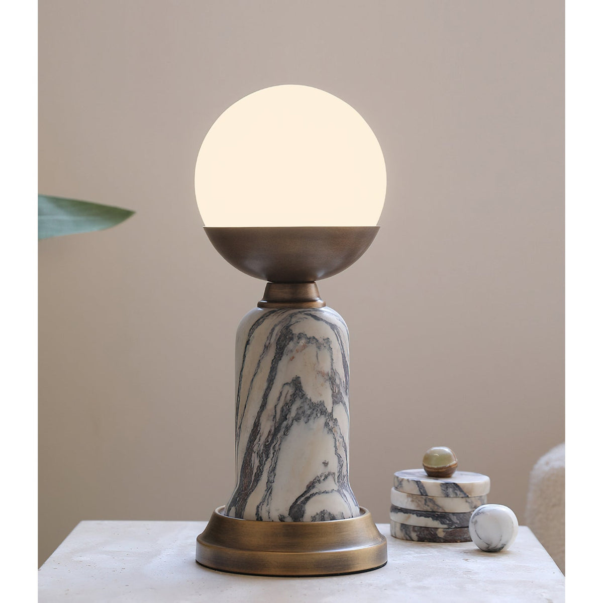 Lámpara de mesa de mármol Vetarra en un salón elegante – imagen 8