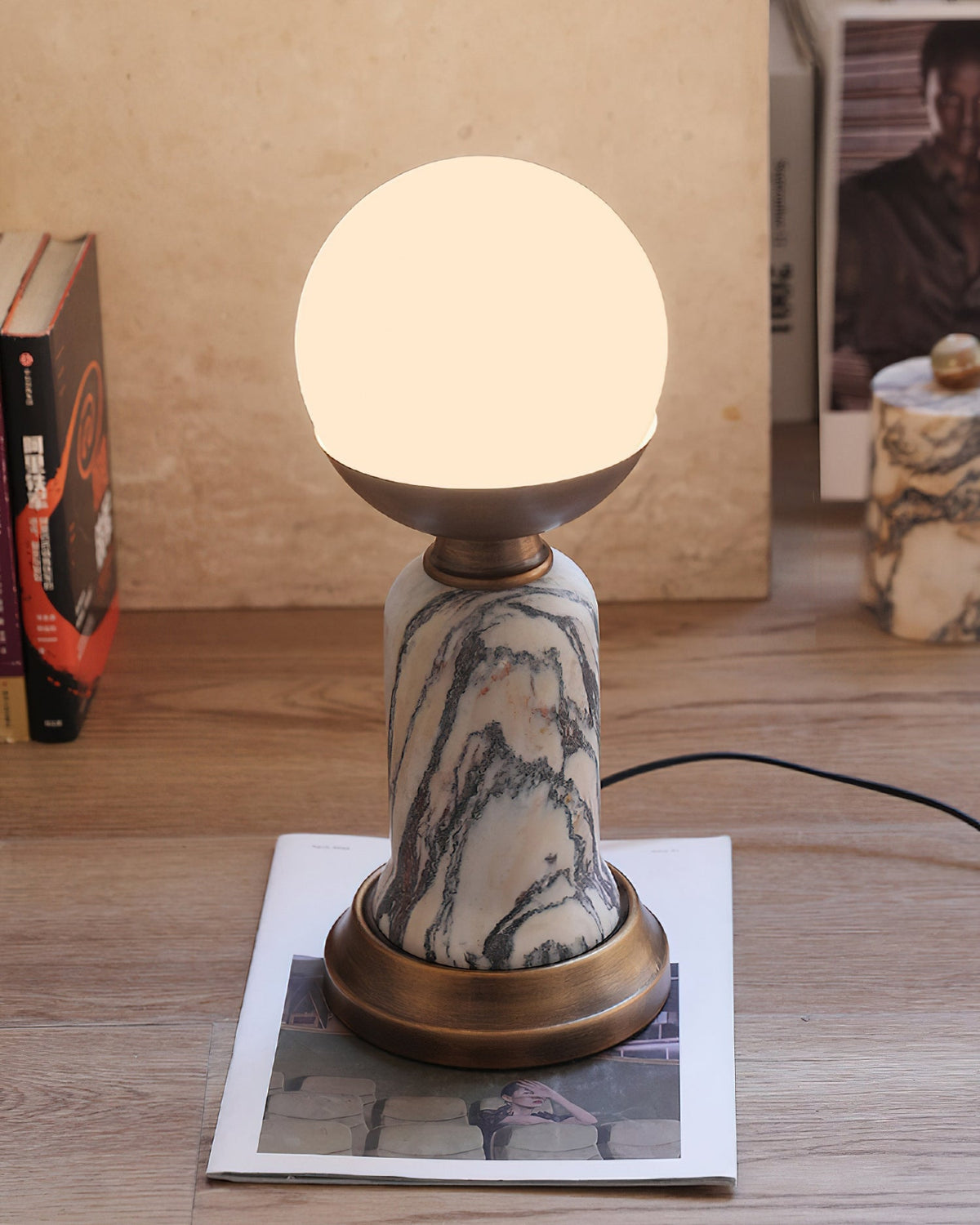 Lámpara de mesa de mármol Vetarra en un salón elegante – imagen 9