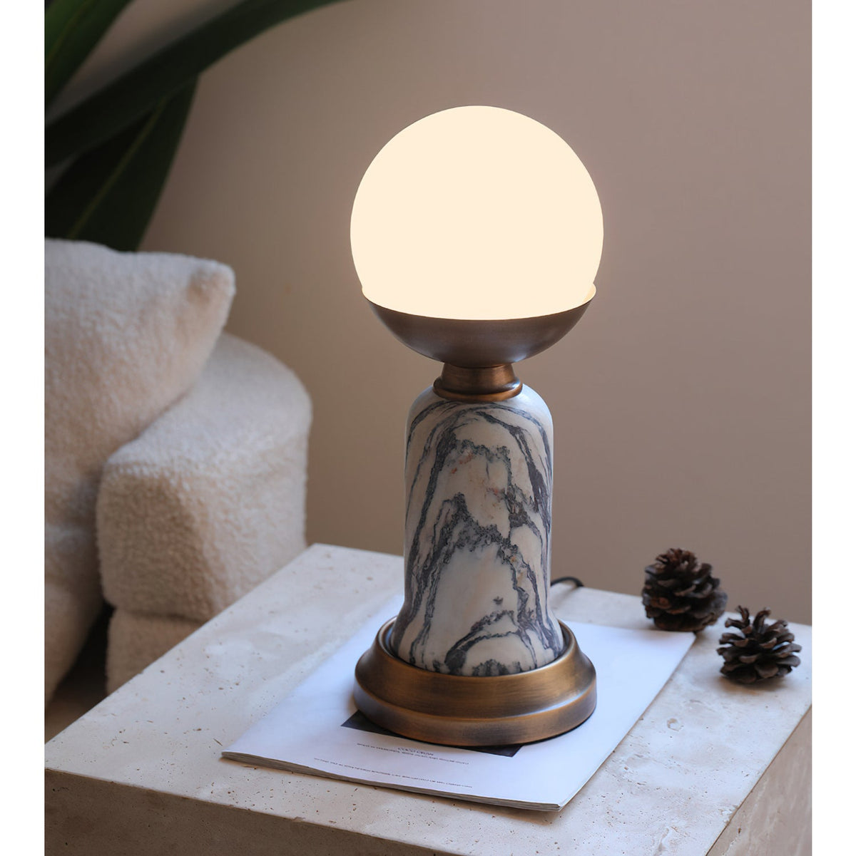 Lámpara de mesa de mármol Vetarra en un salón elegante – imagen 10