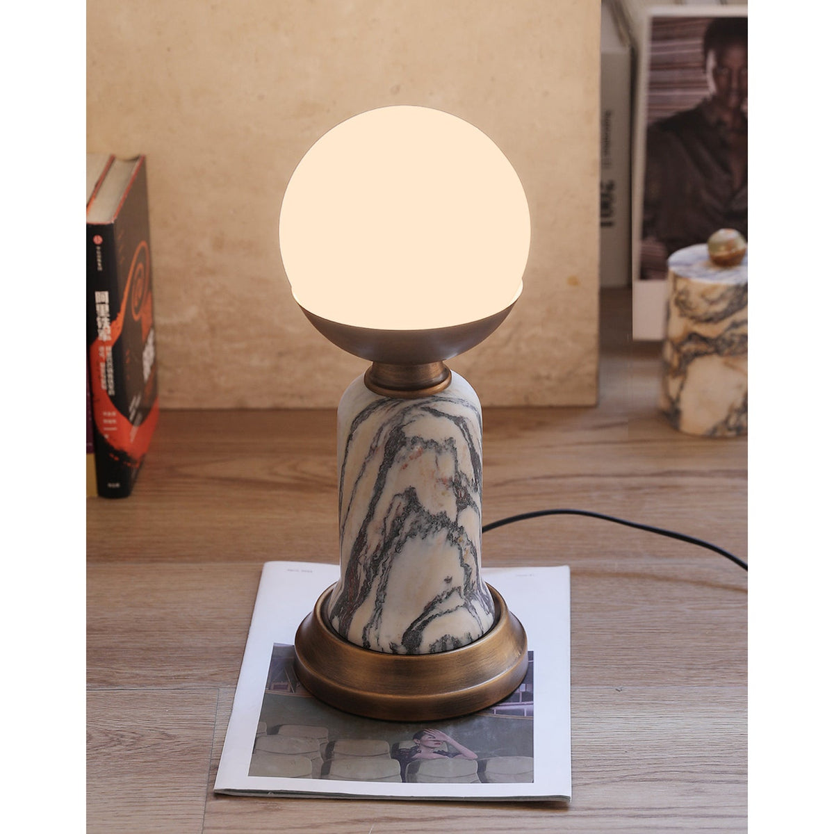 Lámpara de mesa de mármol Vetarra en un salón elegante – imagen 11