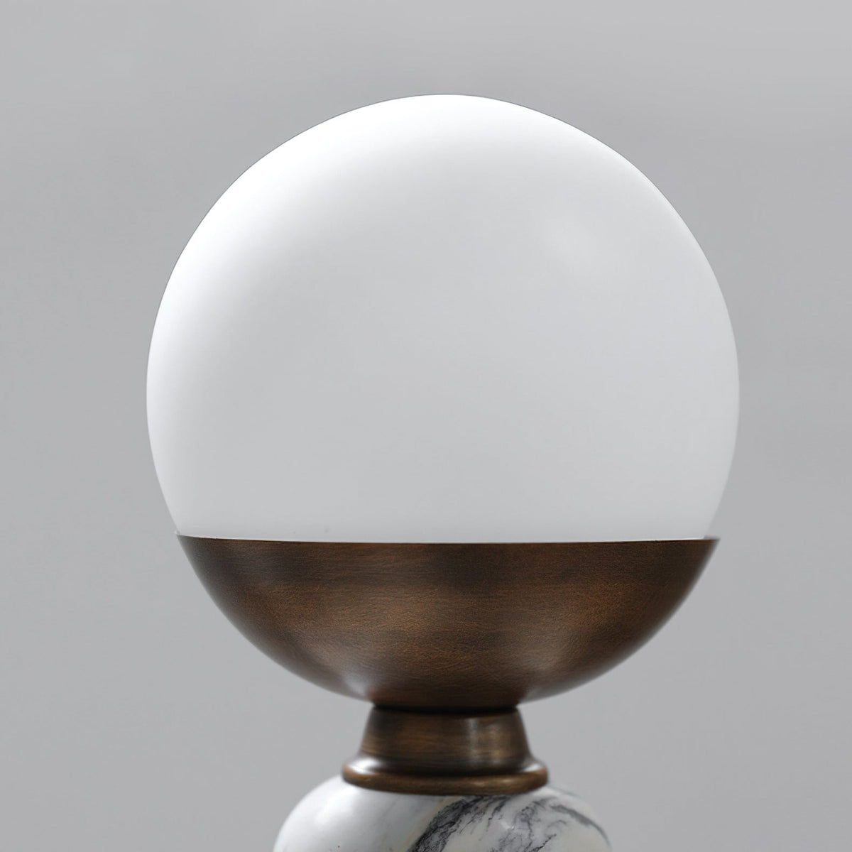 Lámpara de mesa de mármol Vetarra – detalle del globo de cristal opal