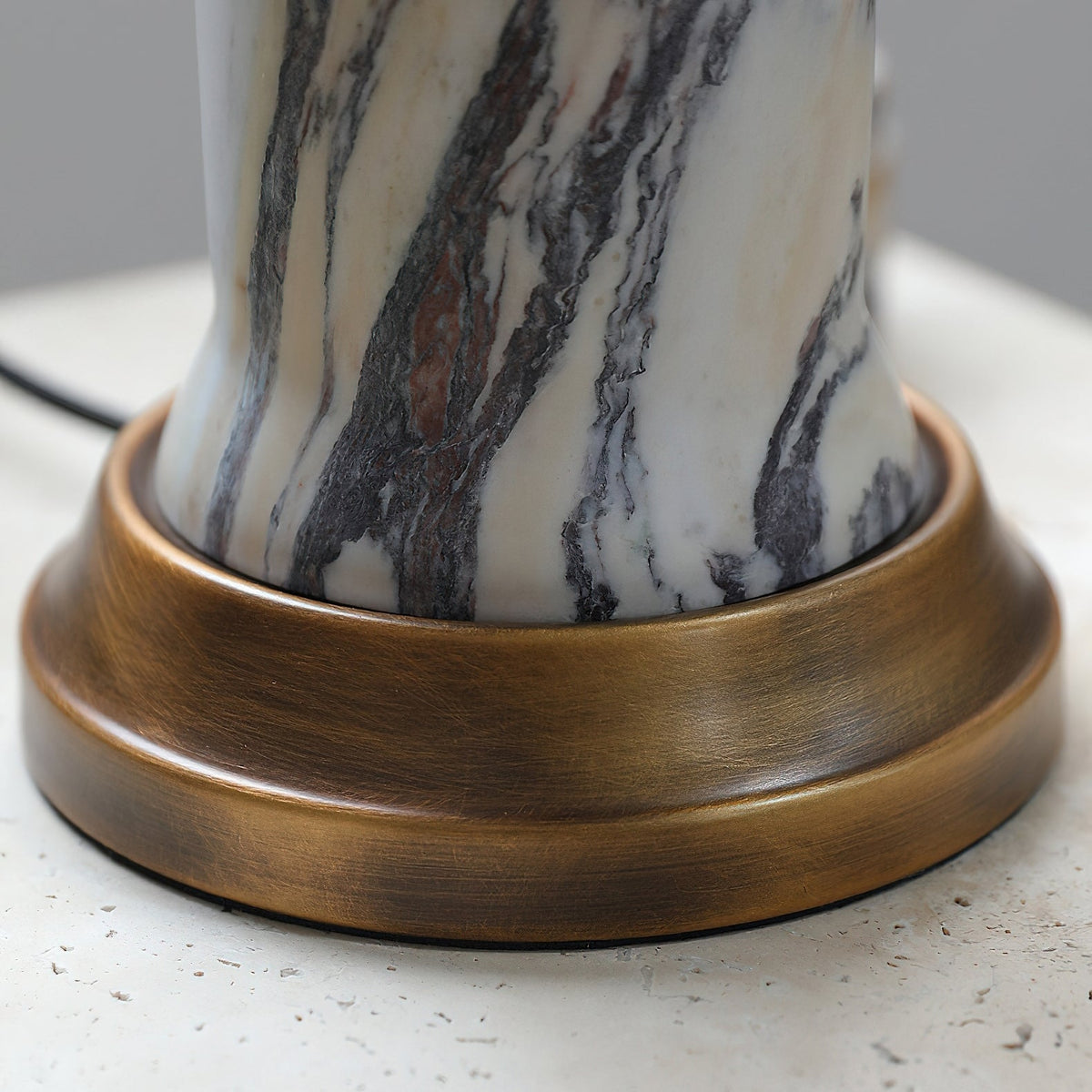Lámpara de mesa de mármol Vetarra – detalle de la base de metal envejecido