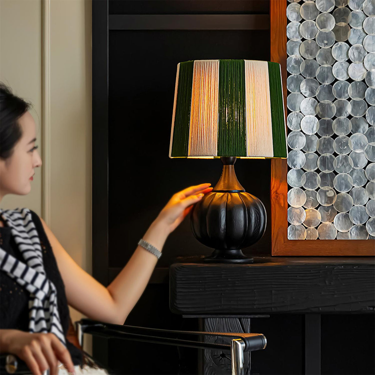Lámpara de mesa de madera a rayas Vetora – encendida en un rincón oscuro