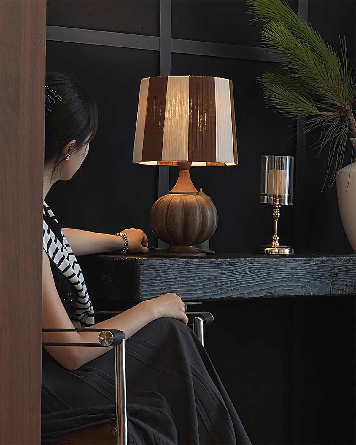 Lámpara de mesa de madera a rayas Vetora – en nogal sobre un escritorio