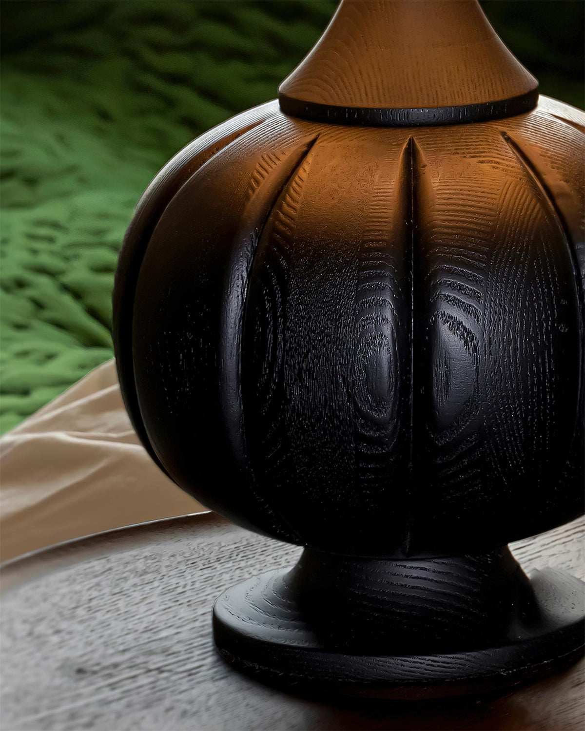 Lámpara de mesa de madera a rayas Vetora – detalle de la base negra gallonada
