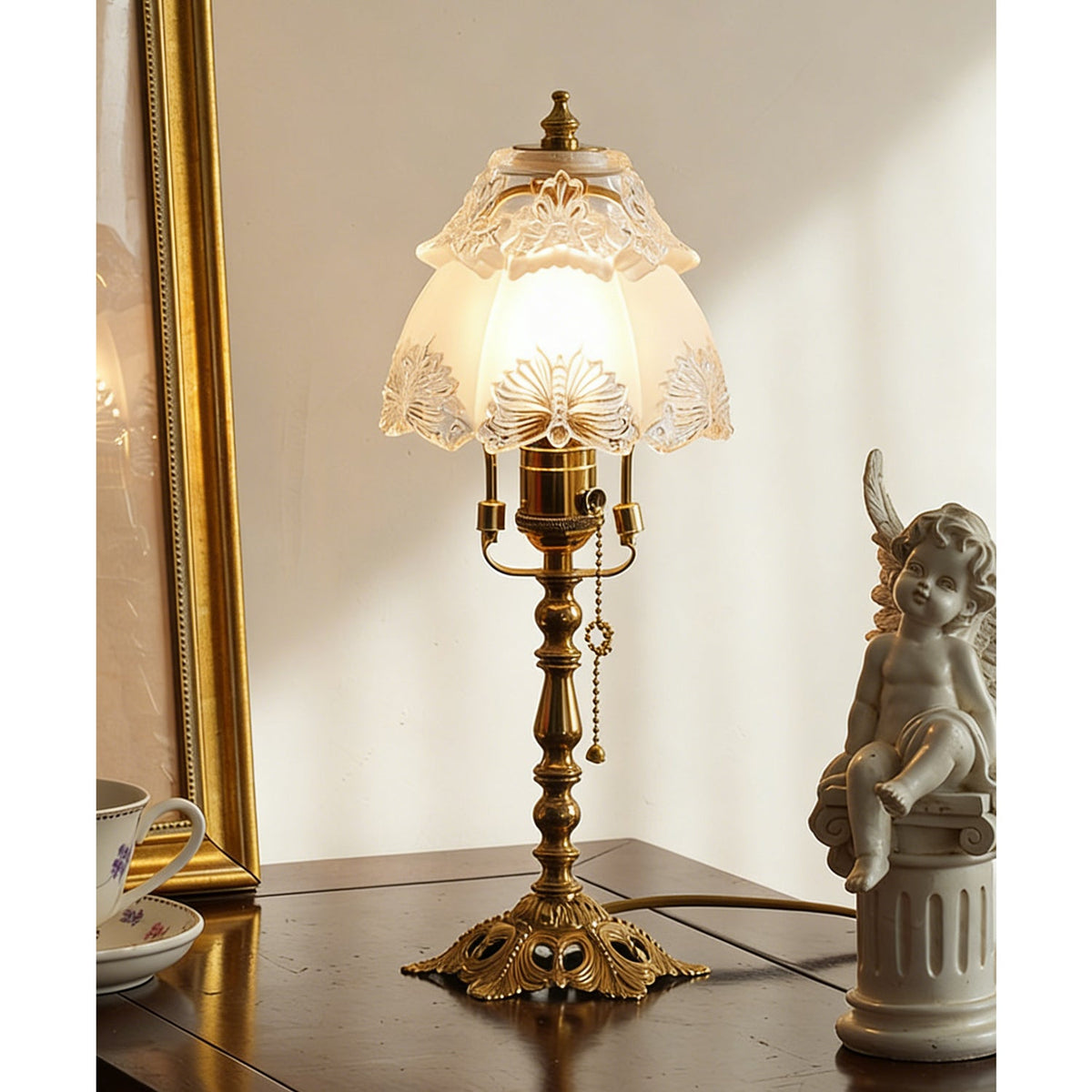 Lámpara de mesa vintage Vidriela – encendida junto a un espejo dorado