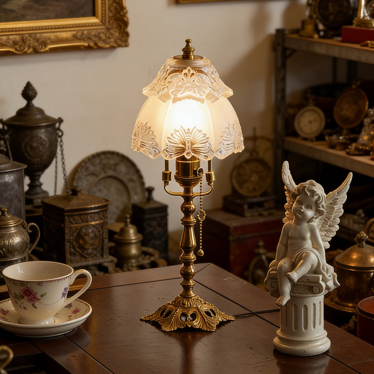 Lámpara de mesa vintage Vidriela – sobre una mesa con antigüedades
