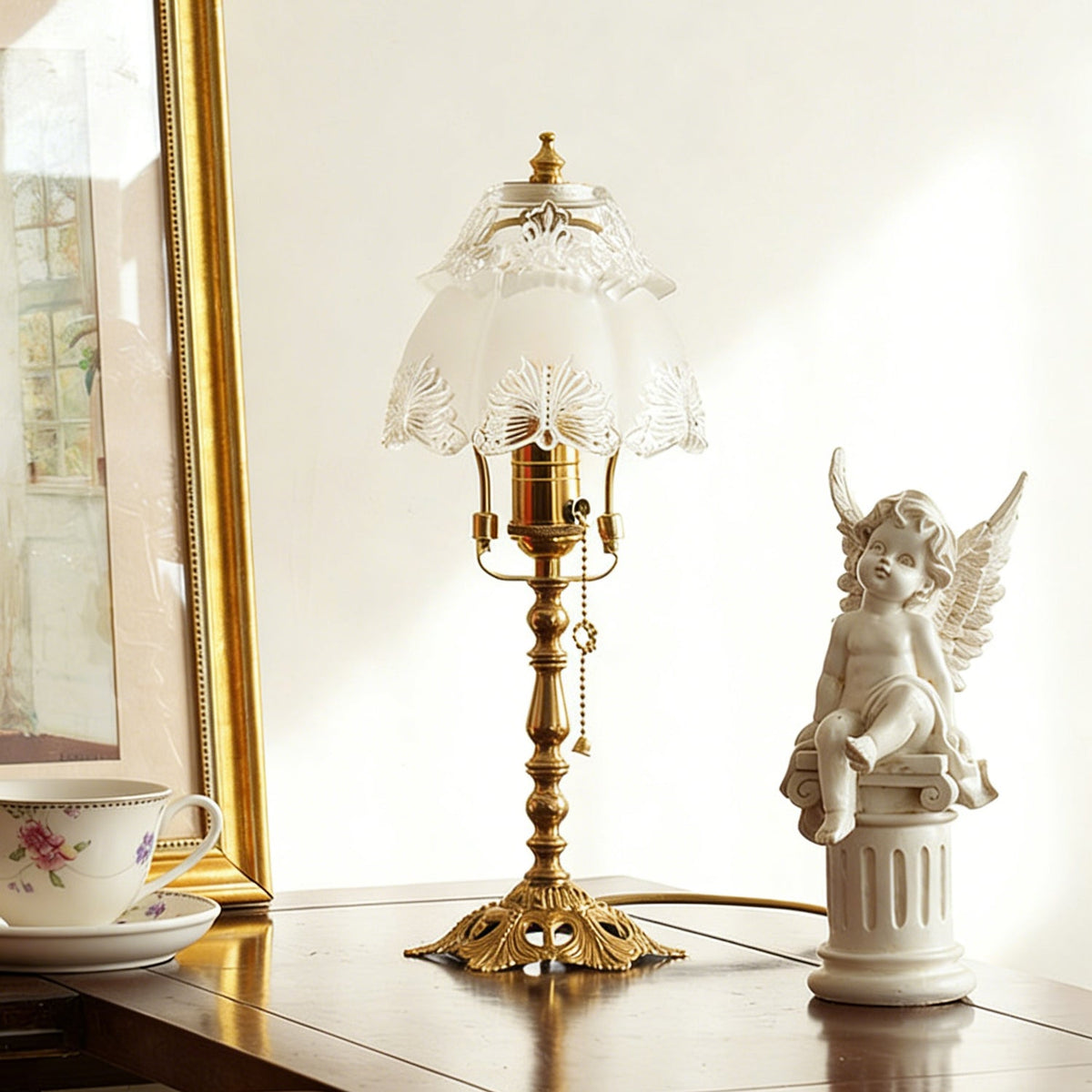 Lámpara de mesa vintage Vidriela – apagada junto a una figura de porcelana
