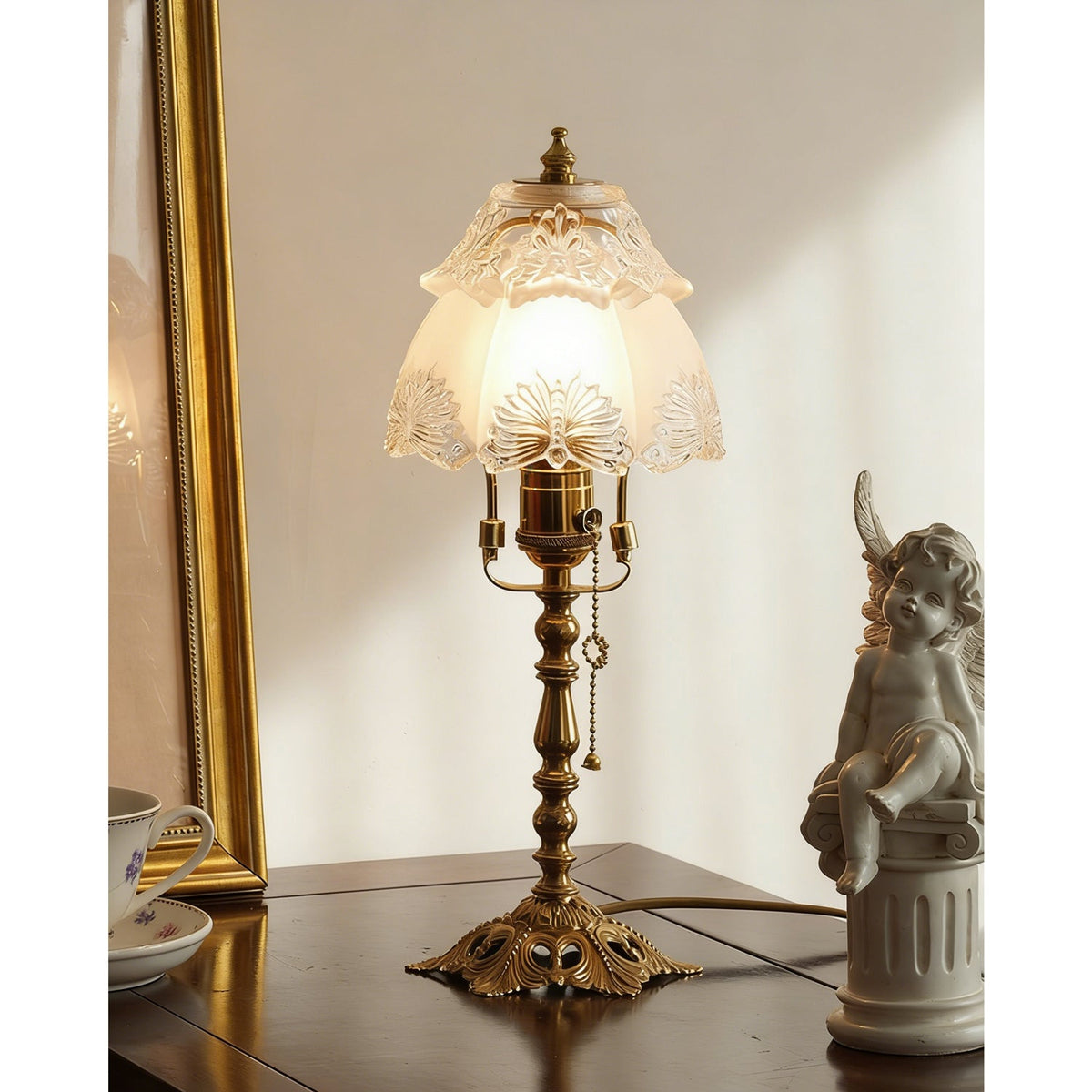 Lámpara de mesa vintage Vidriela – encendida sobre una mesa de madera