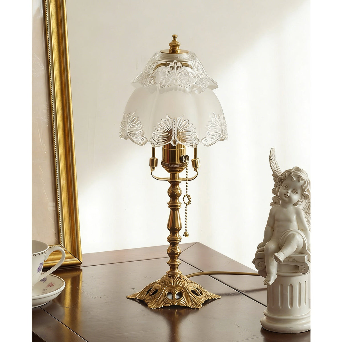 Lámpara de mesa vintage Vidriela – de perfil sobre una mesa de madera