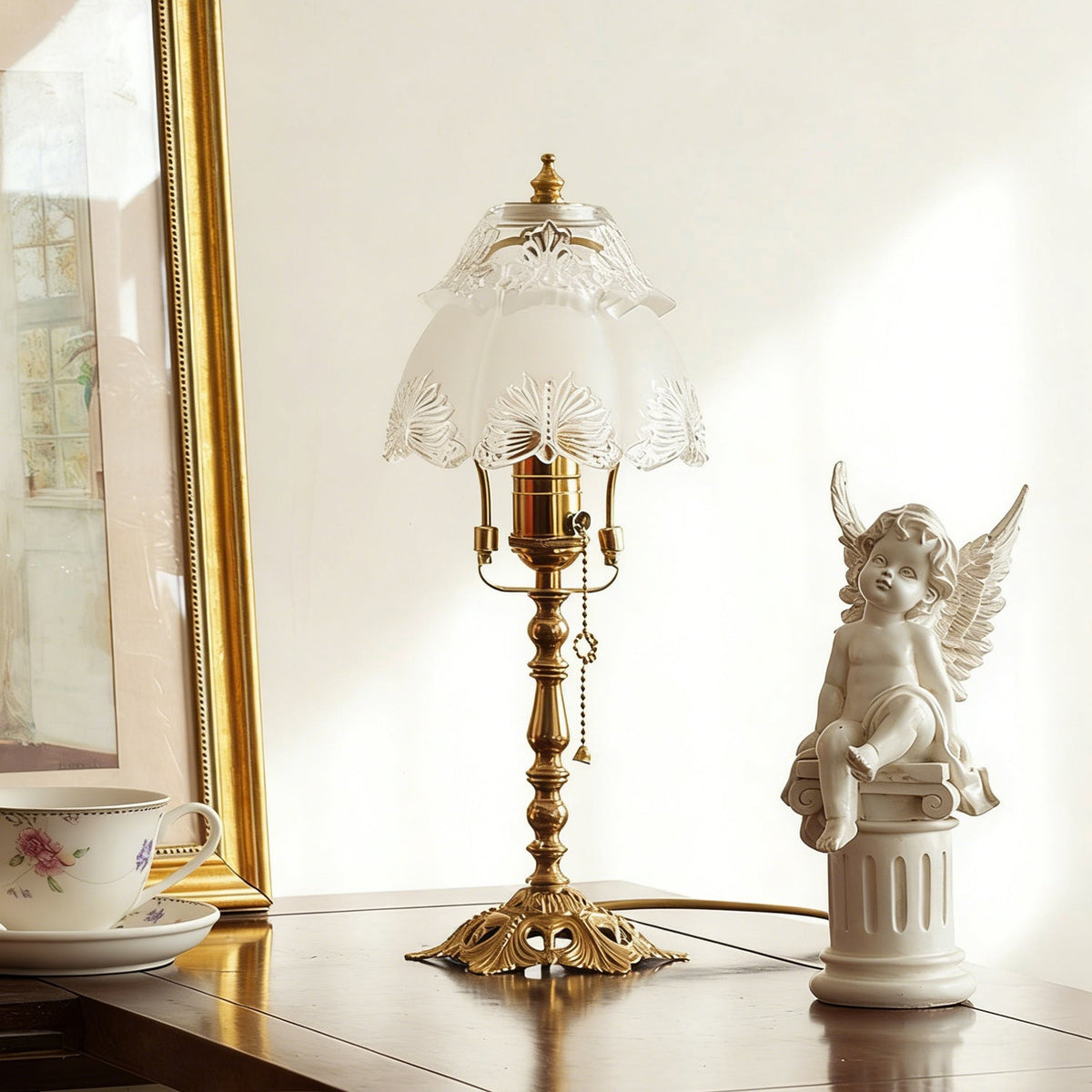 Lámpara de mesa vintage Vidriela – apagada sobre una mesa de madera