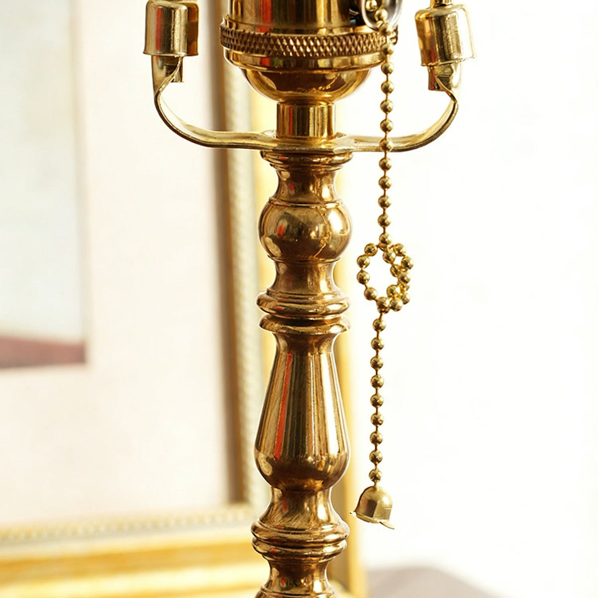 Lámpara de mesa vintage Vidriela – detalle del pie de latón y la cadena