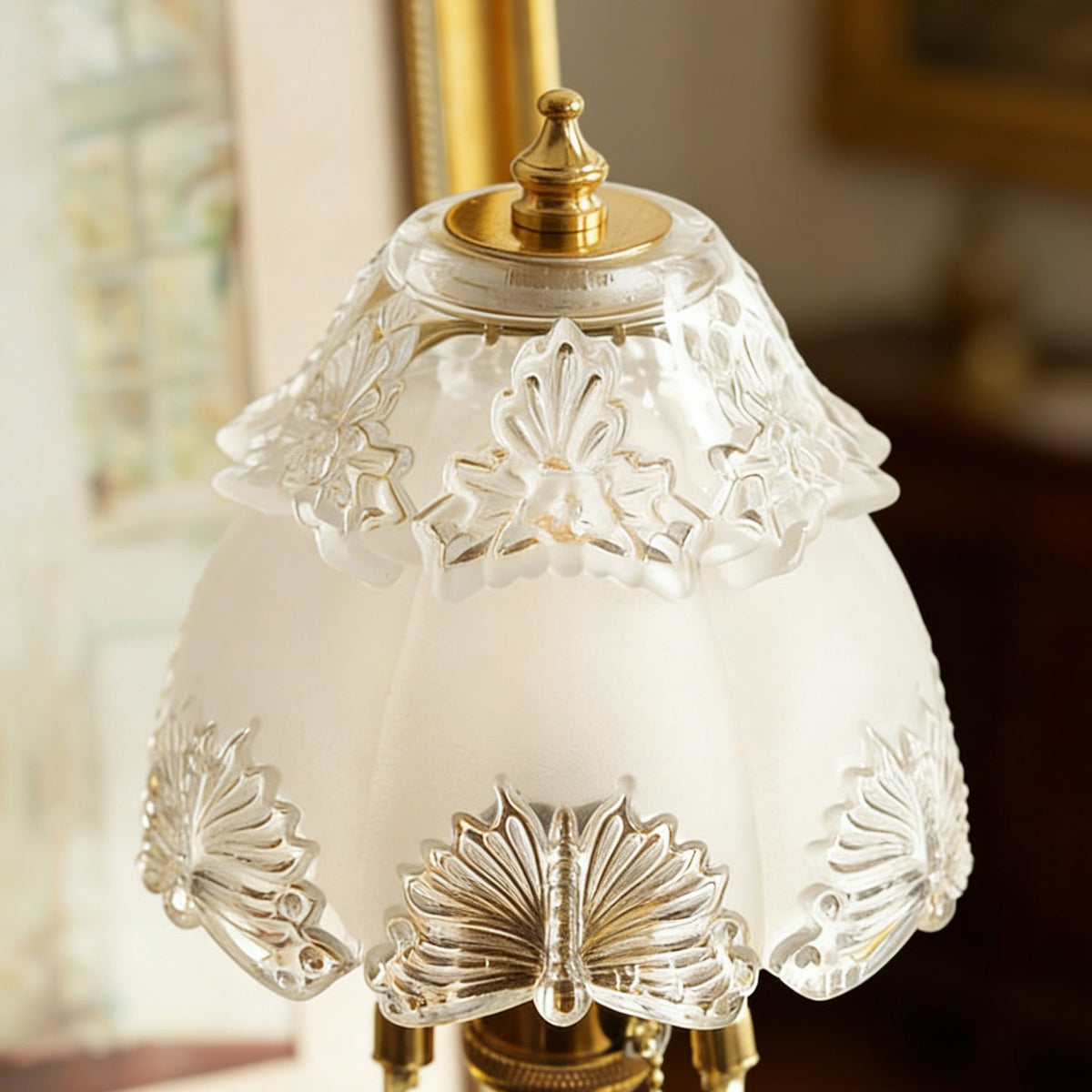 Lámpara de mesa vintage Vidriela – detalle de la pantalla de cristal con relieve floral