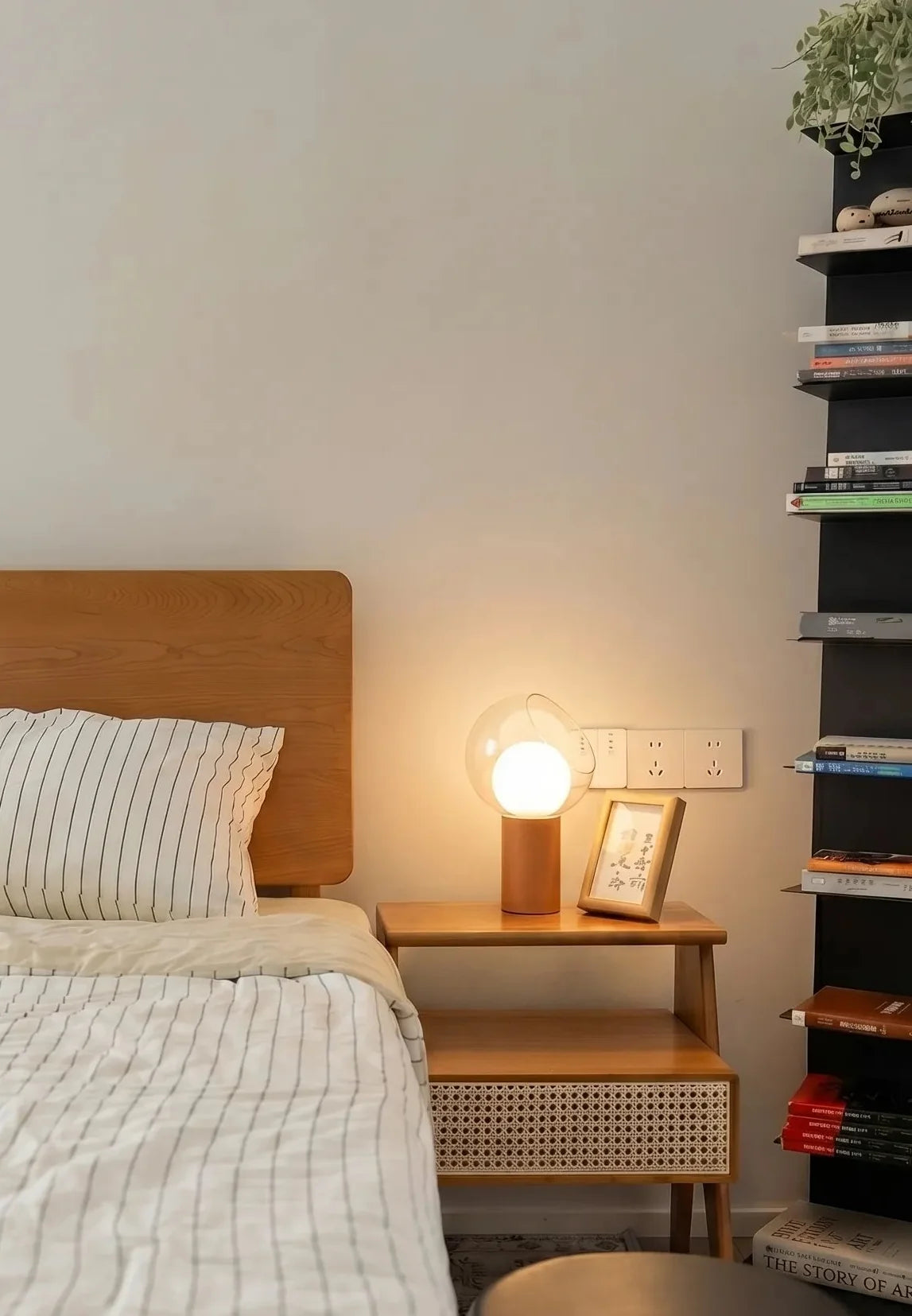 Lámpara de mesa recargable Vidrola en un dormitorio acogedor – imagen 3