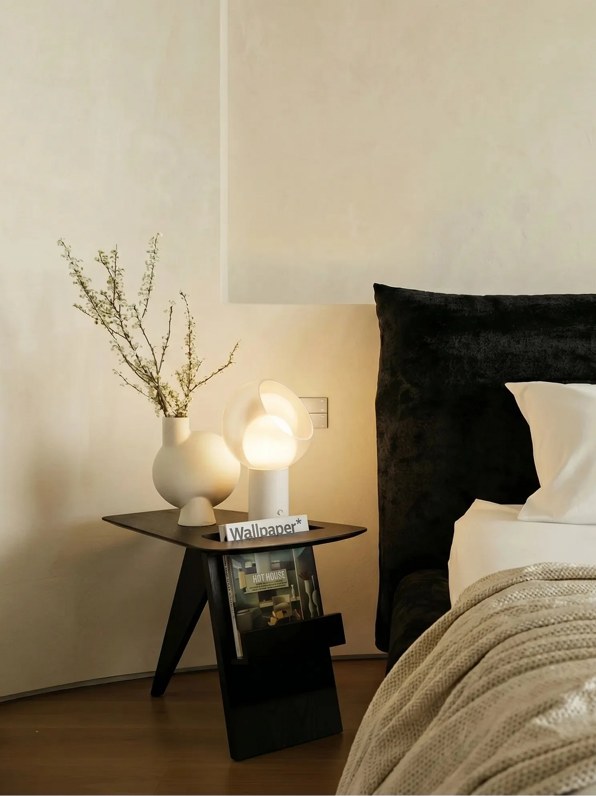 Lámpara de mesa recargable Vidrola en un dormitorio acogedor – imagen 5