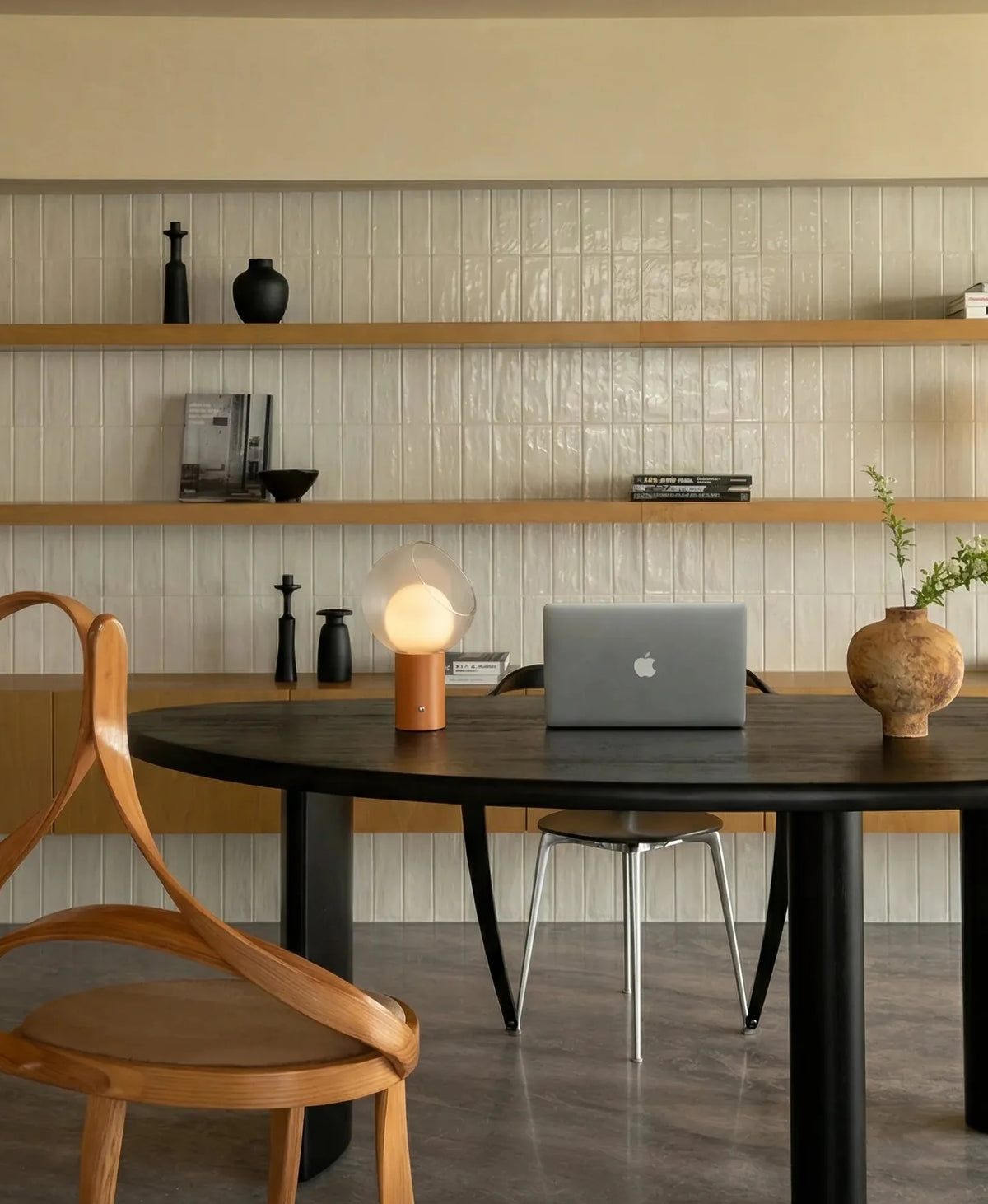 Lámpara de mesa recargable Vidrola en un dormitorio acogedor – imagen 6