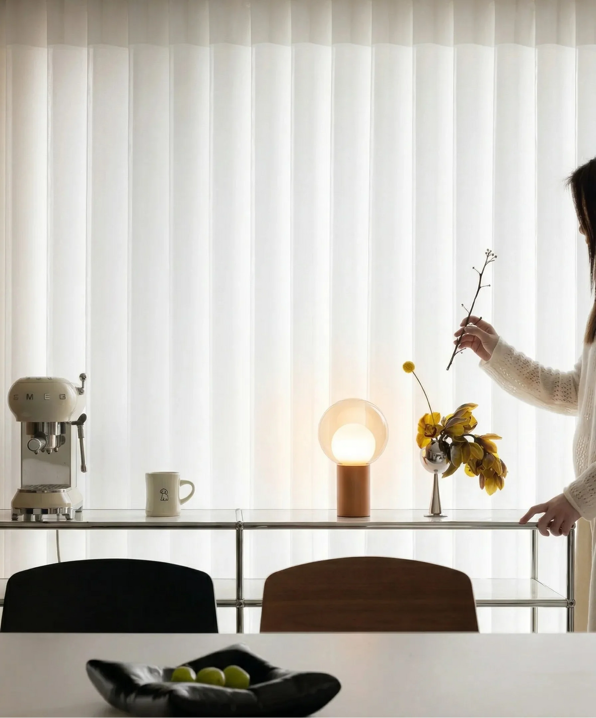Lámpara de mesa recargable Vidrola en un dormitorio acogedor – imagen 7