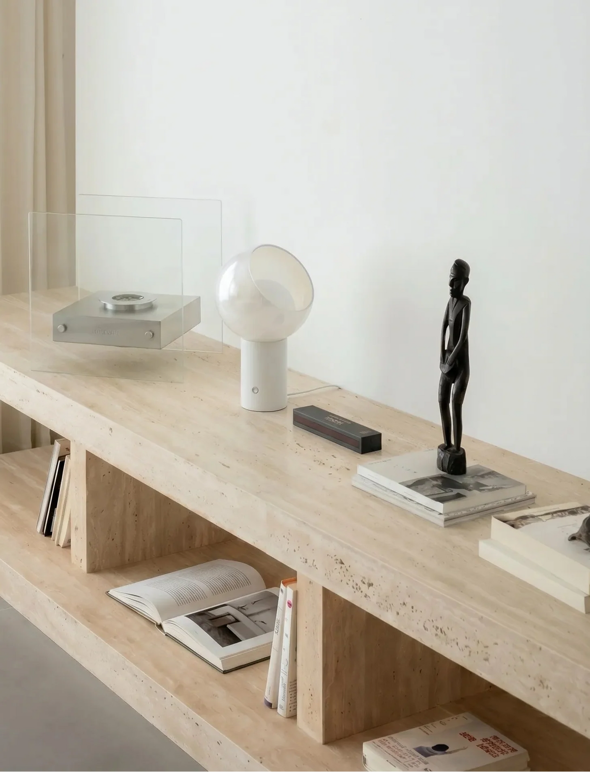 Lámpara de mesa recargable Vidrola en un dormitorio acogedor – imagen 8
