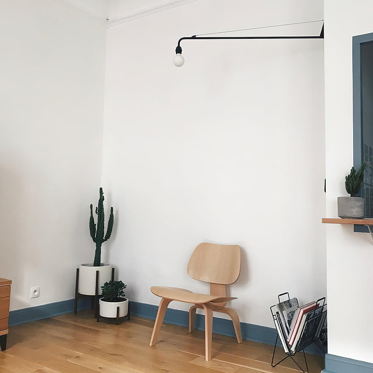 Aplique de pared con brazo largo Vigala sobre un sofá – imagen 20