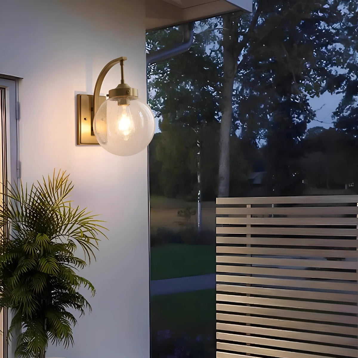 Aplique de pared exterior Ozela – en una entrada con plantas