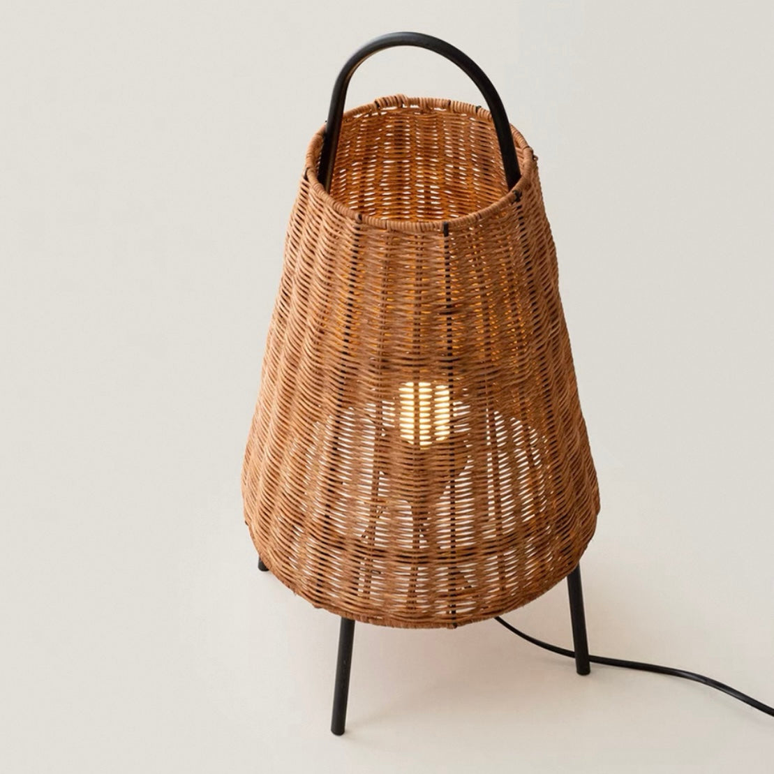 Lámpara de mesa de ratán Vimela en un salón natural – imagen 3