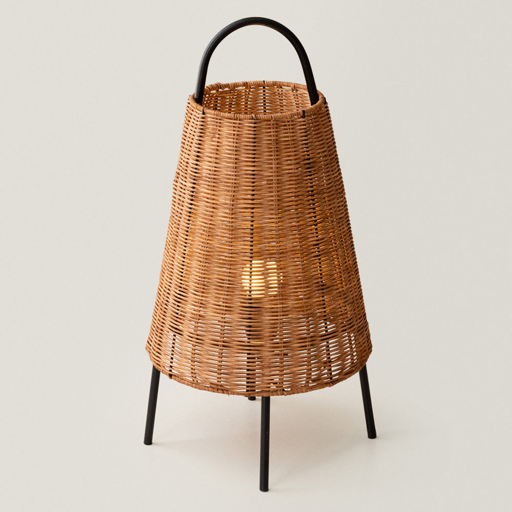 Lámpara de mesa de ratán Vimela en un salón natural – imagen 4