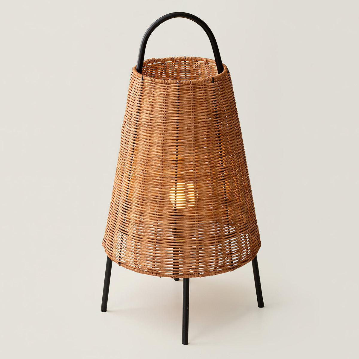 Lámpara de mesa de ratán Vimela en un salón natural – imagen 5