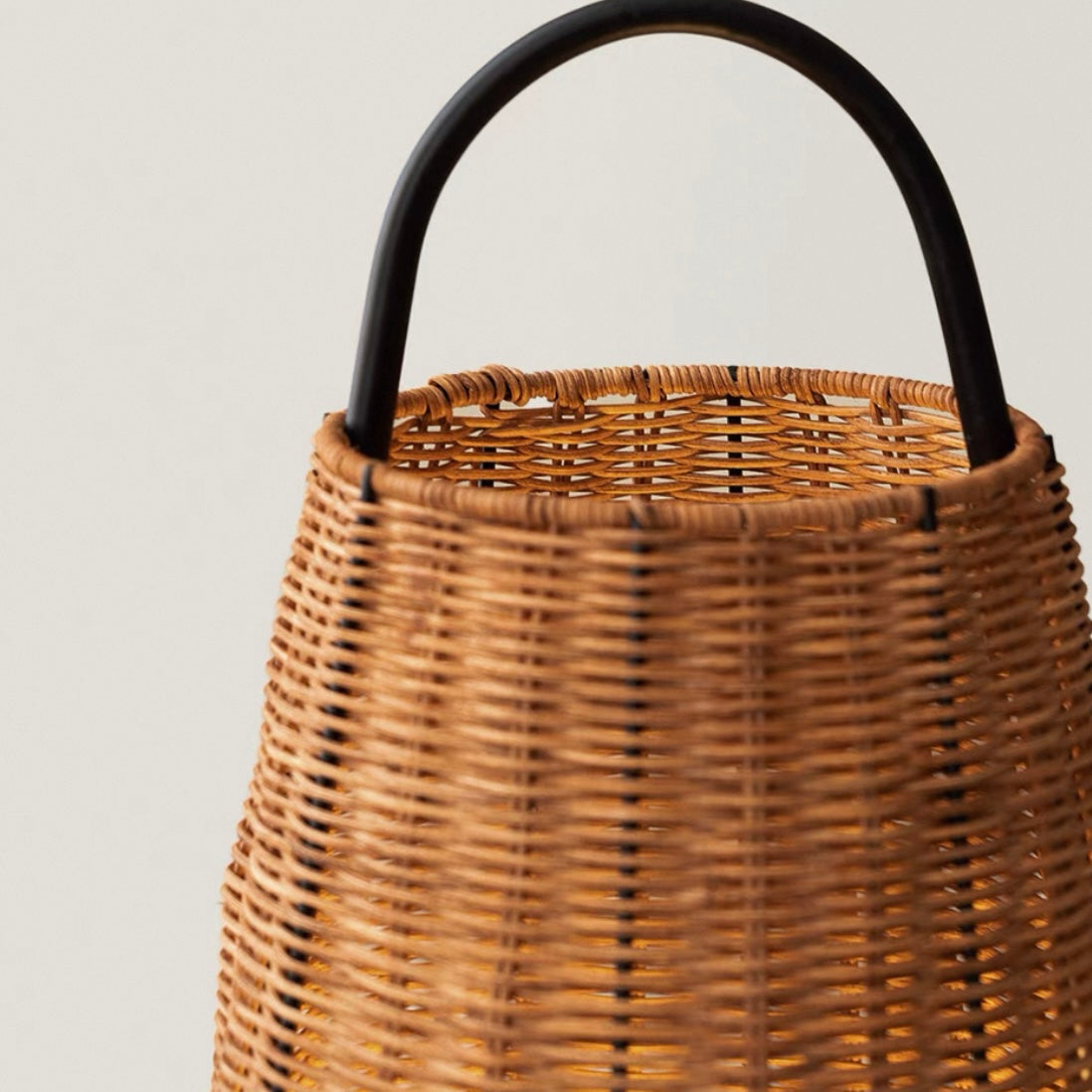 Lámpara de mesa de ratán Vimela – detalle del asa y el trenzado