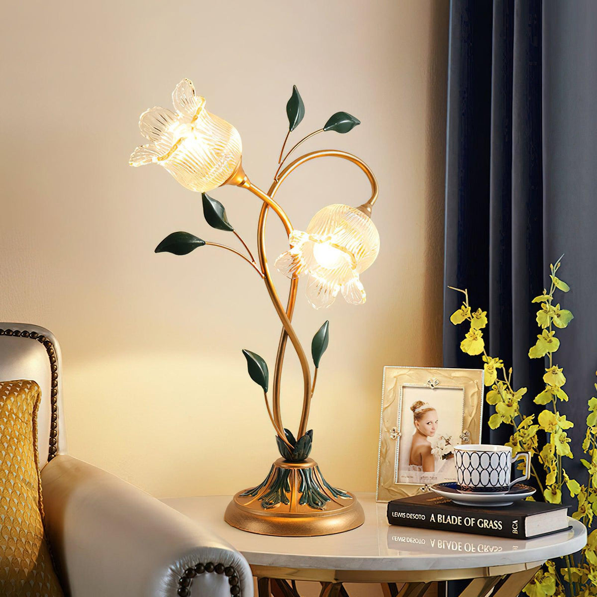 Lámpara de mesa floral Vinela – encendida sobre una mesita